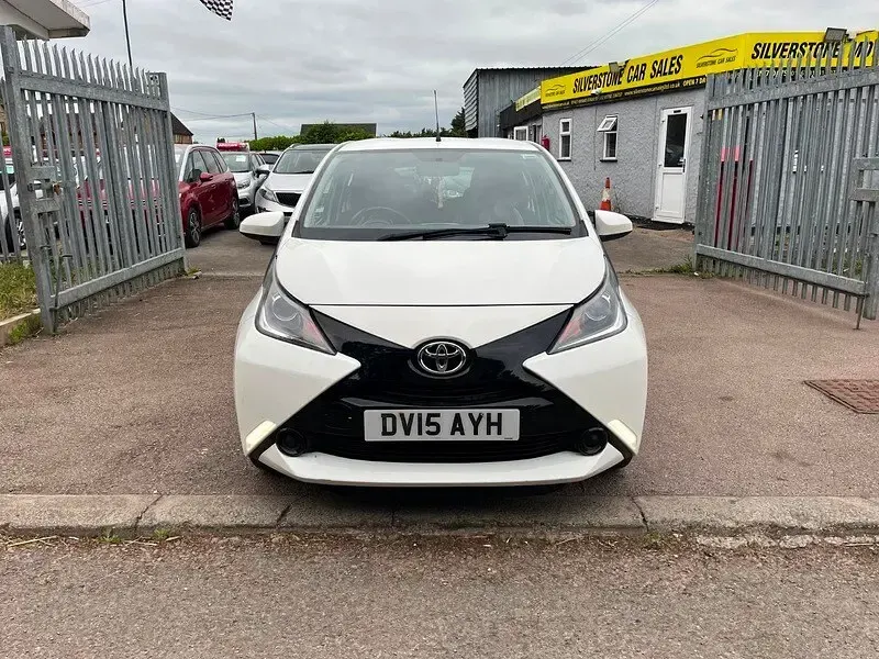 Used Toyota Aygo X-play 69 HP (50 kW) 2015 White Hatchback