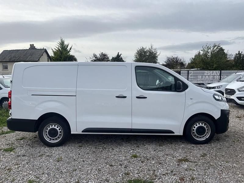 Used Vauxhall Vivaro S 100 HP (73 kW) 2021 White MPV