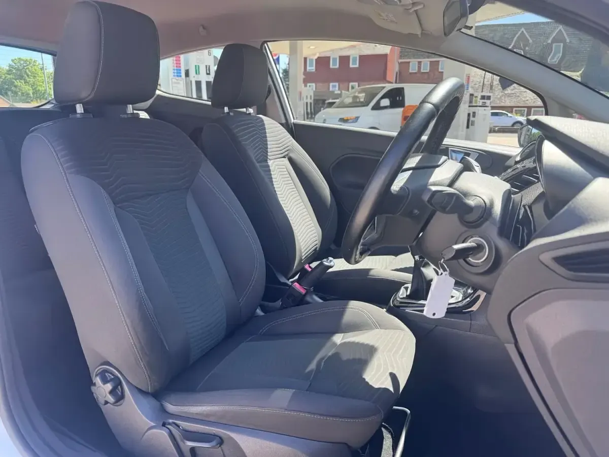 Used Ford Fiesta Zetec 98 HP (72 kW) 2016 White Hatchback