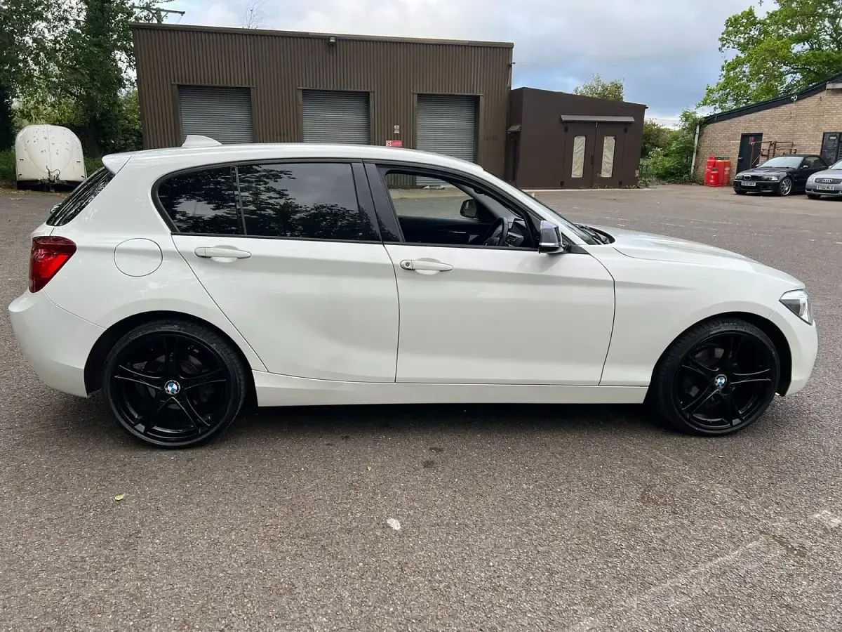 Used BMW 118 Sport Line 2011 White Hatchback