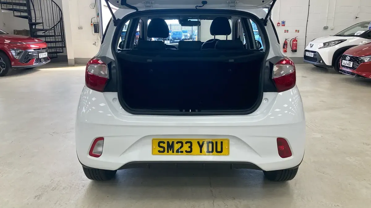 Used Hyundai i10 SE 84 HP (61 kW) 2023 White Hatchback