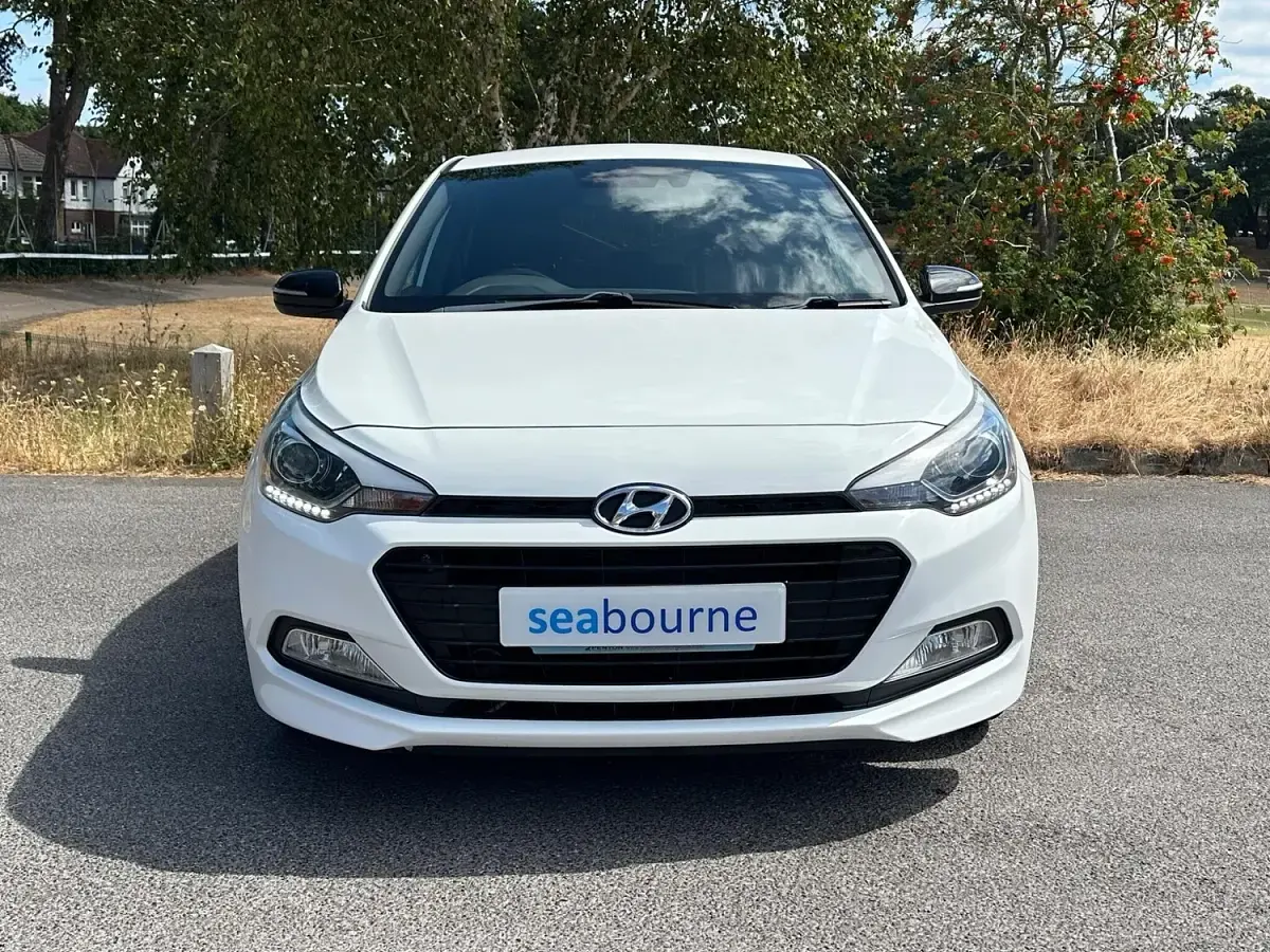 Used Hyundai i20 GO! 84 HP (61 kW) 2018 White Hatchback