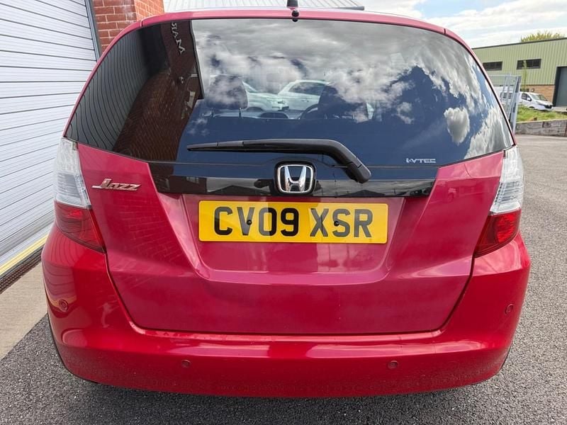 Begagnad Honda Jazz EX 100 HK (73 kW) 2009 Röd Halvkombi