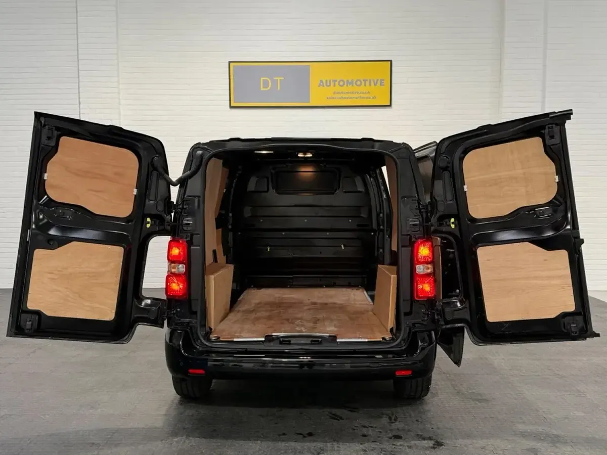 Second-hand Vauxhall Vivaro S 120 CP (88 kW) 2024 Negru Monovolum