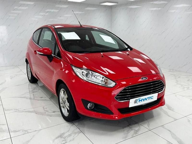 Used Ford Fiesta Zetec 82 HP (60 kW) 2015 Red Hatchback