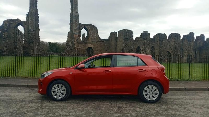 Begagnad Kia Rio 84 HK (61 kW) 2018 Röd Halvkombi