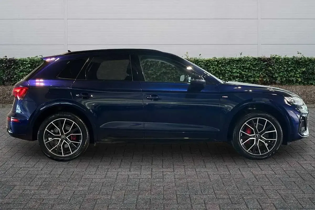 Used Audi Q5 Comfort 261 HP (191 kW) 2023 Blue SUV
