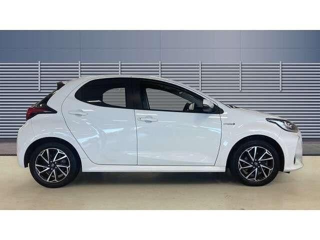 Used Toyota Yaris Hybrid Design 116 HP (85 kW) 2021 White Hatchback