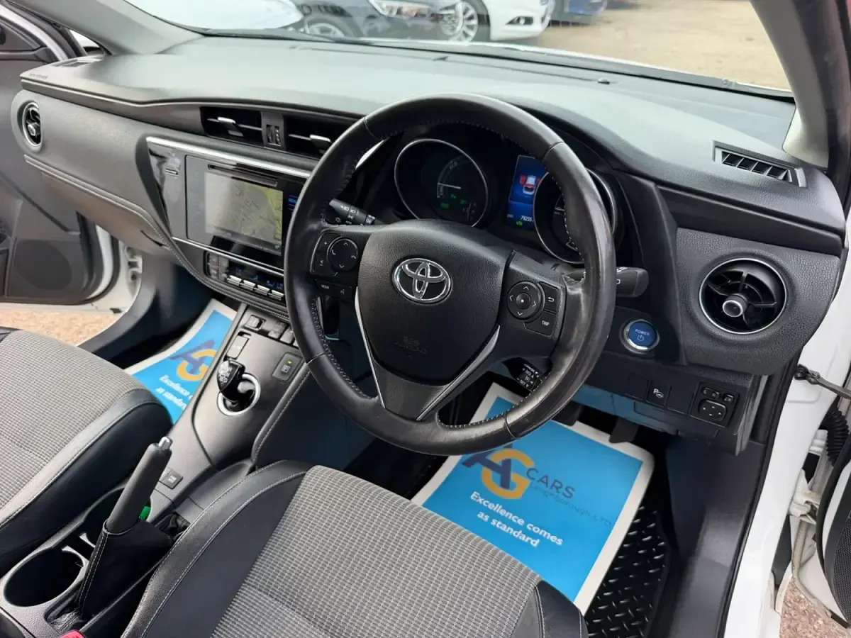 Used Toyota Auris Hybrid 136 HP (100 kW) 2015 White Hatchback