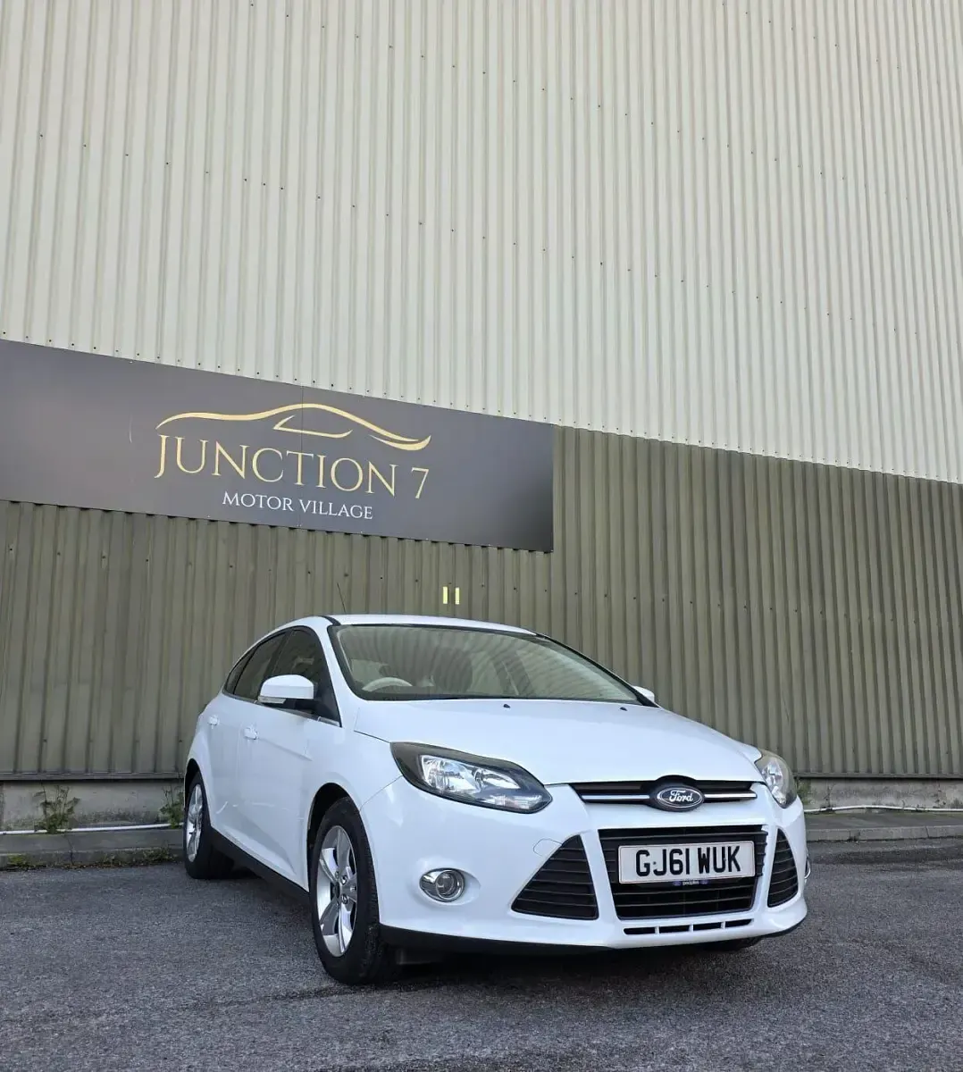 Used Ford Focus Zetec 125 HP (91 kW) 2011 White Hatchback