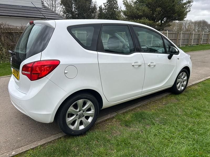 Used Vauxhall Meriva S 100 HP (73 kW) 2017 White MPV