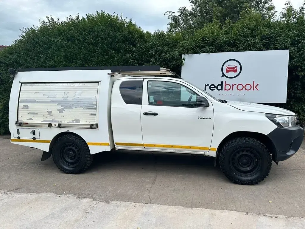 Used Toyota HiLux Active 150 HP (110 kW) 2018 White Pickup