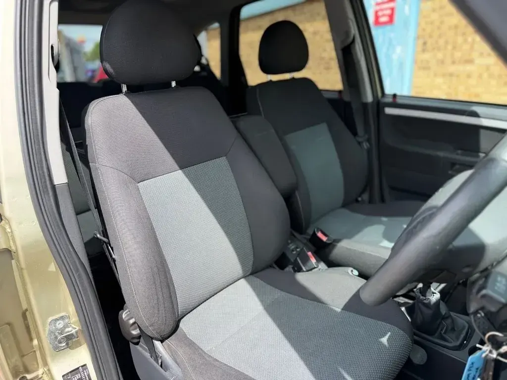 Used Vauxhall Meriva Design Edition 2009 Gold MPV