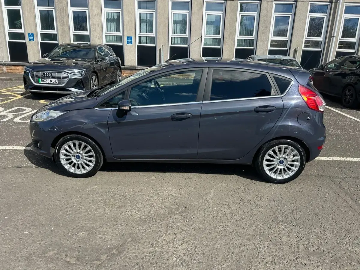 Used Ford Fiesta Titanium 75 HP (55 kW) 2014 Grey Hatchback