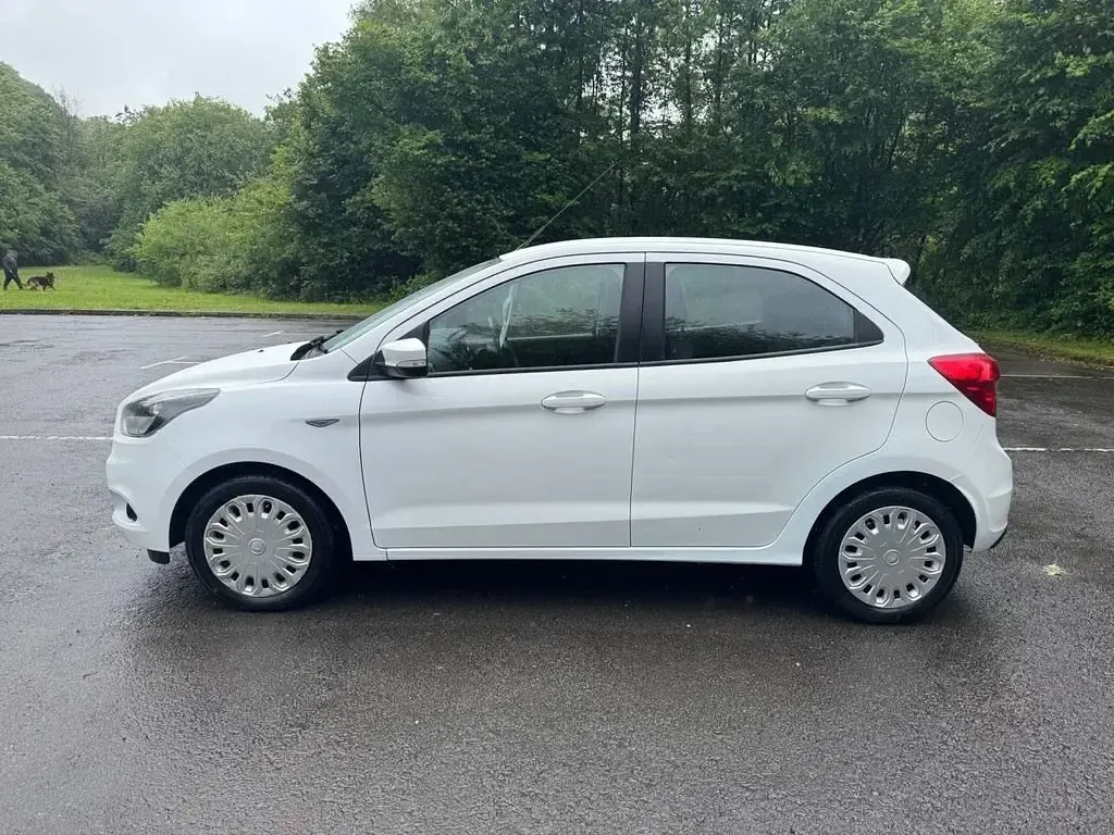 Begagnad Ford Ka Plus Studio 70 HK (51 kW) 2017 Vit Halvkombi