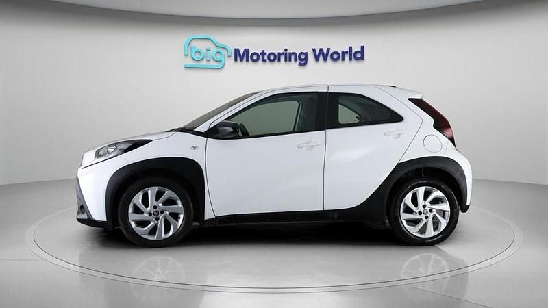 Used Toyota Aygo X PURE 72 HP (52 kW) 2022 White SUV