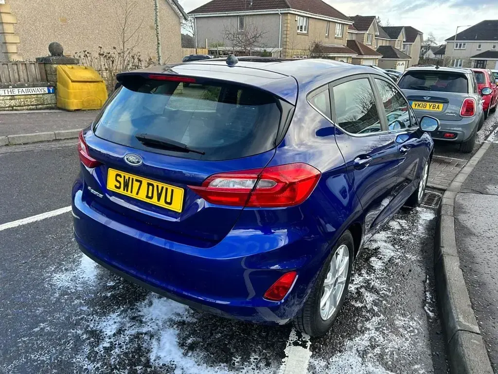 Usado Ford Fiesta Zetec 85 HP (62 kW) 2017 Azul Citadino