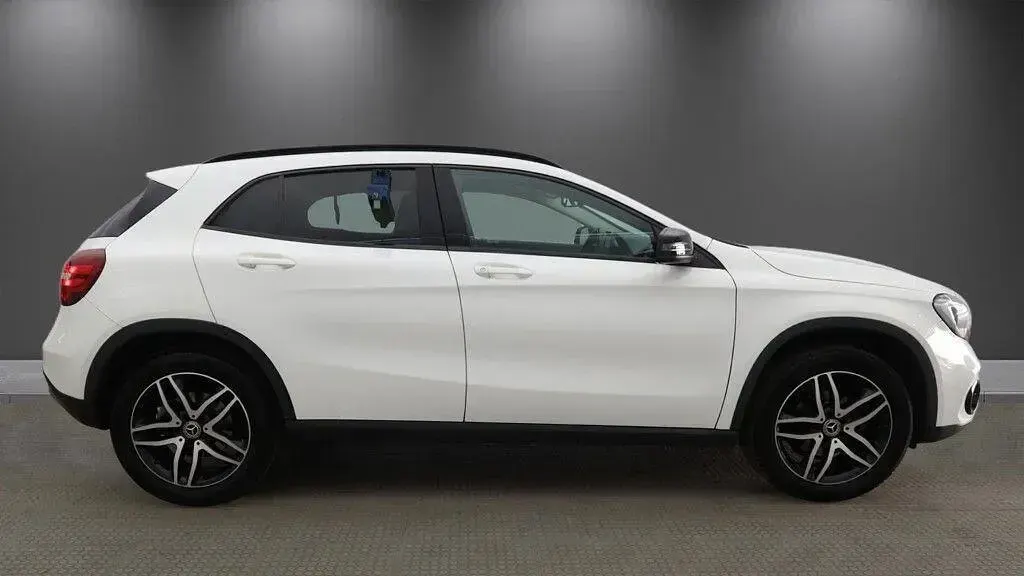 Used Mercedes GLA180 Urban 122 HP (89 kW) 2019 White SUV