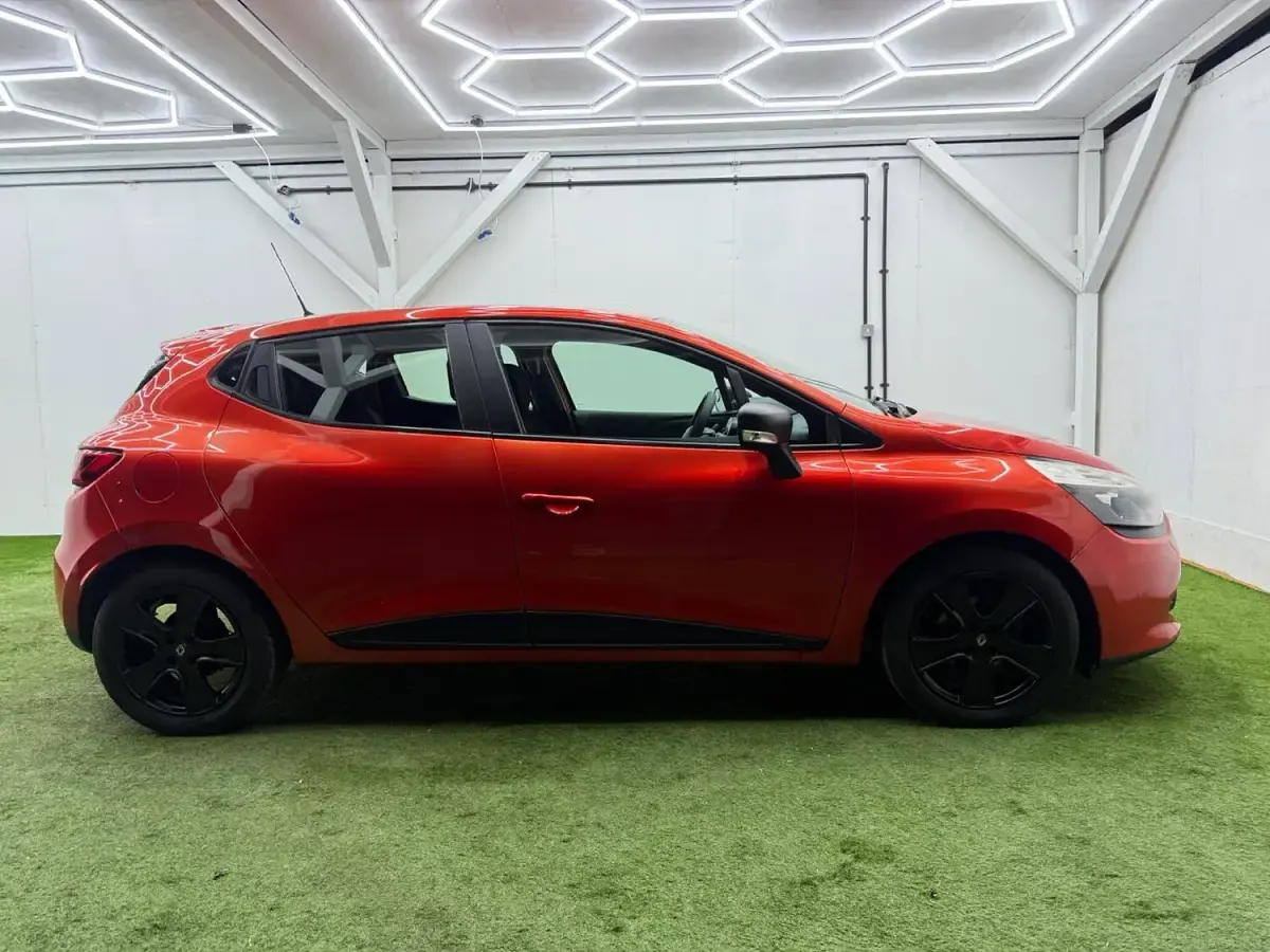Used Renault Clio IV Play 75 HP (55 kW) 2016 Red Hatchback