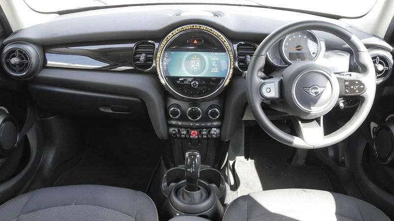 Usado Mini Cooper Classic 134 HP (98 kW) 2022 Branco Citadino