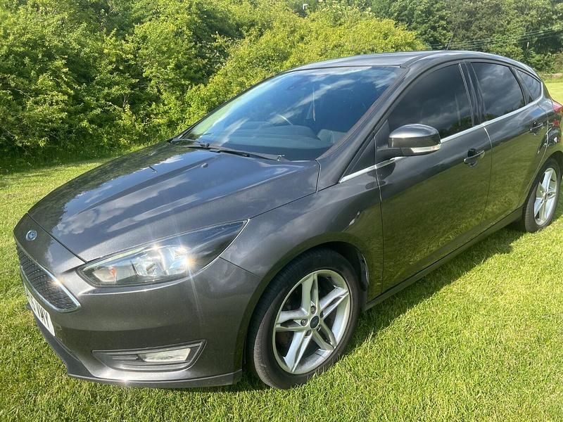 Używany Ford Focus Zetec 115 KM (84 kW) 2015 Szary Hatchback