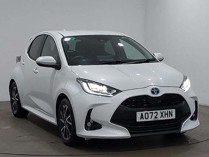 Used Toyota Yaris Hybrid Design 116 HP (85 kW) 2023 White Hatchback