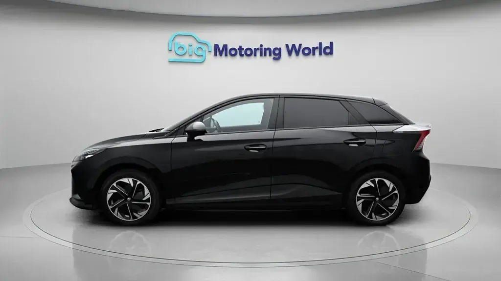 Begagnad MG MG4 EV SE 319 kW (435 HK) 2023 Halvkombi
