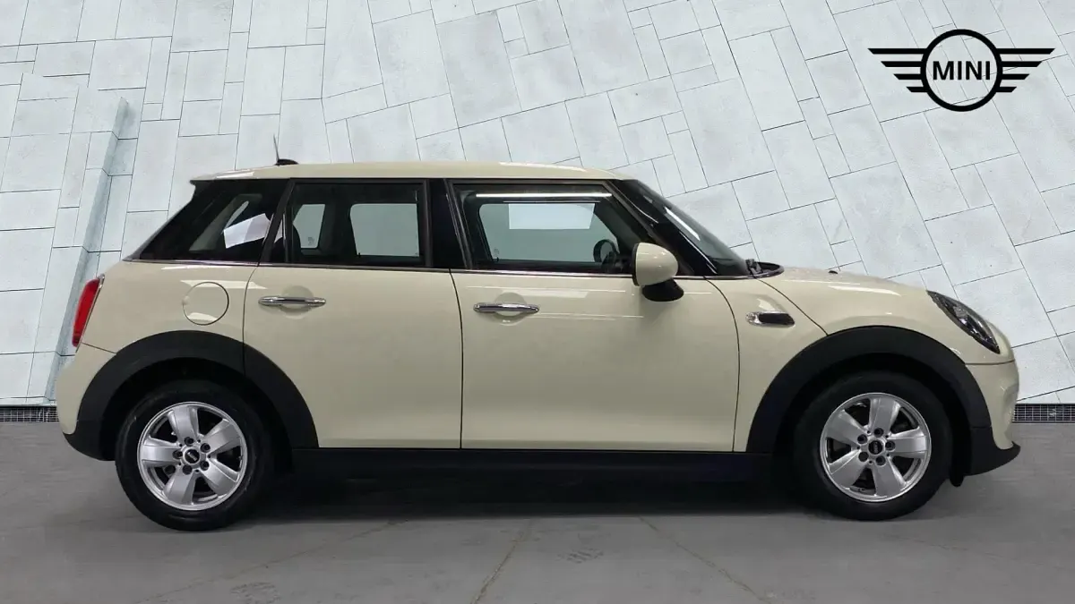 Used Mini Cooper Hatch 134 HP (98 kW) 2018 White Hatchback