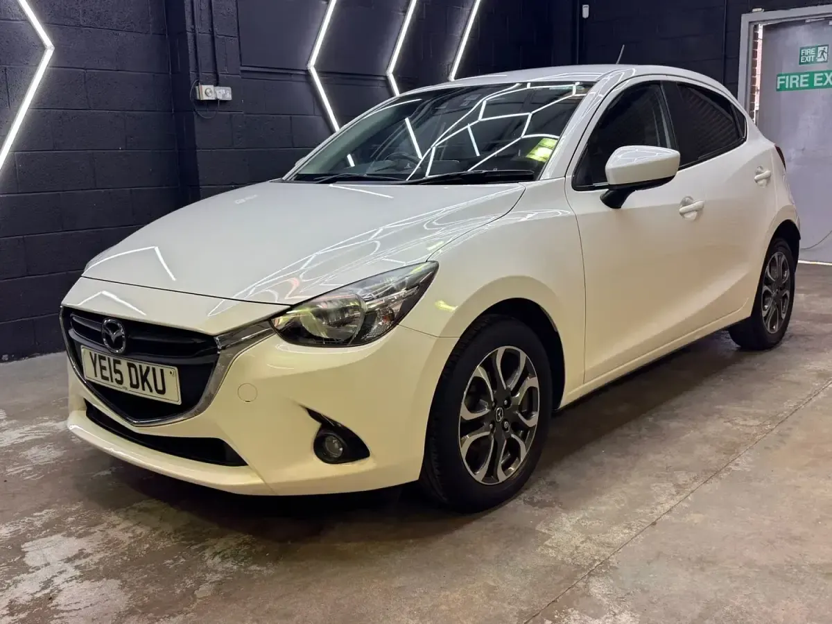 Used Mazda 2 Edition 90 HP (66 kW) 2015 White Hatchback