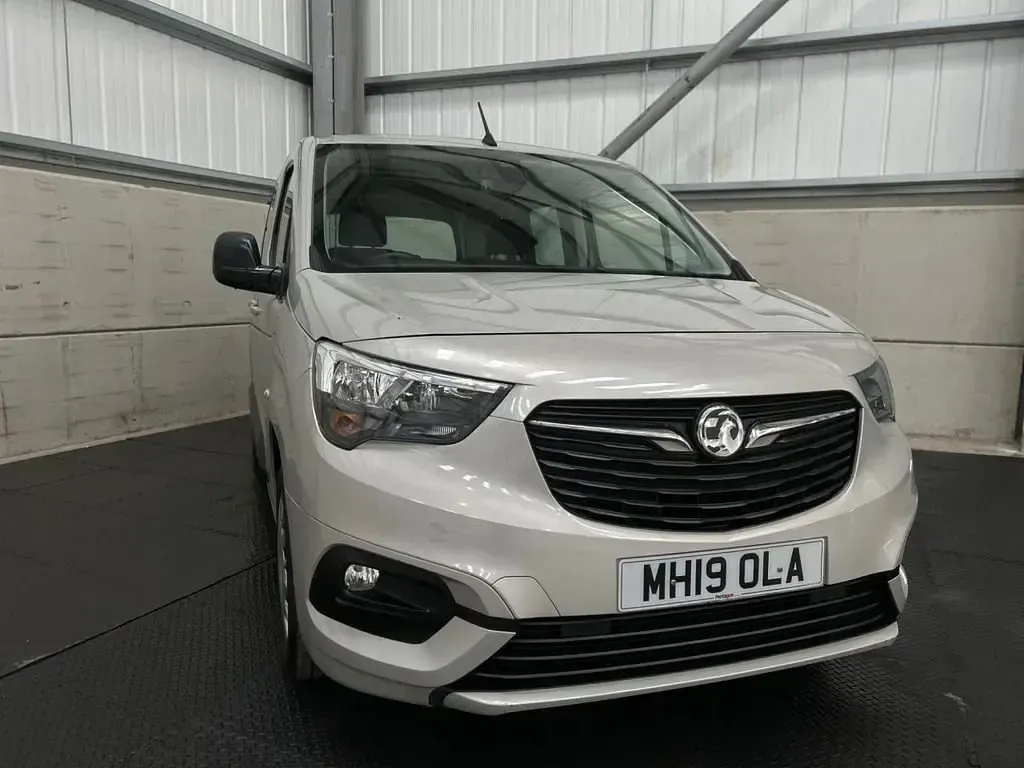 Używany Vauxhall Combo Design Edition 130 KM (95 kW) 2019 Szary Minivan