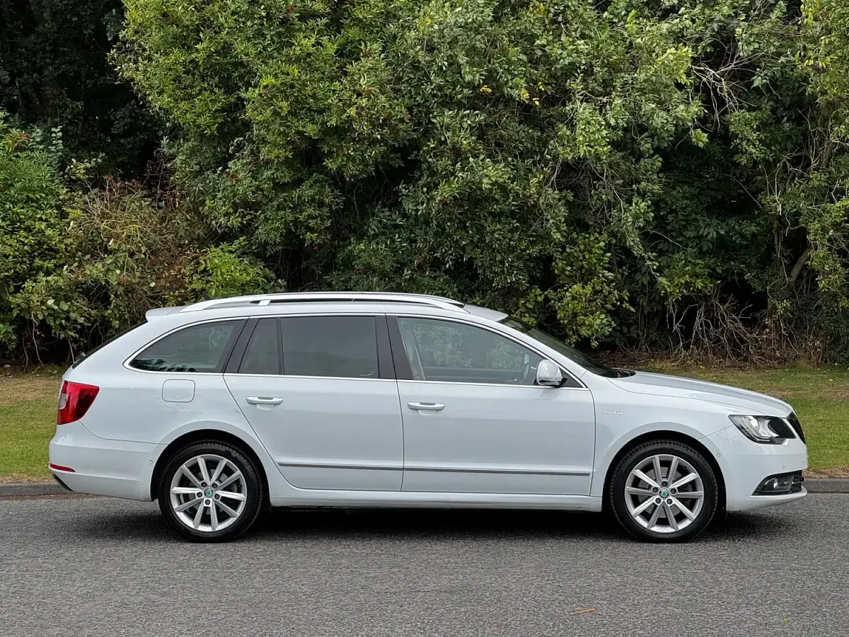 Used Skoda Superb 140 HP (102 kW) 2015 White Estate