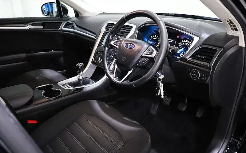 Käytetty Ford Mondeo Zetec 150 HP (110 kW) 2018 Musta Viistoperä