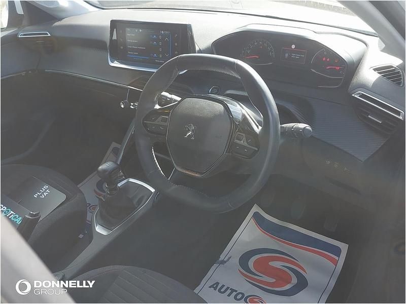 Used Peugeot 208 Active Premium 99 HP (72 kW) 2022 White Hatchback