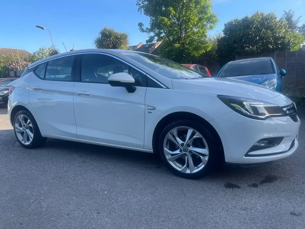 Used Vauxhall Astra SRi 150 HP (110 kW) 2017 White Hatchback
