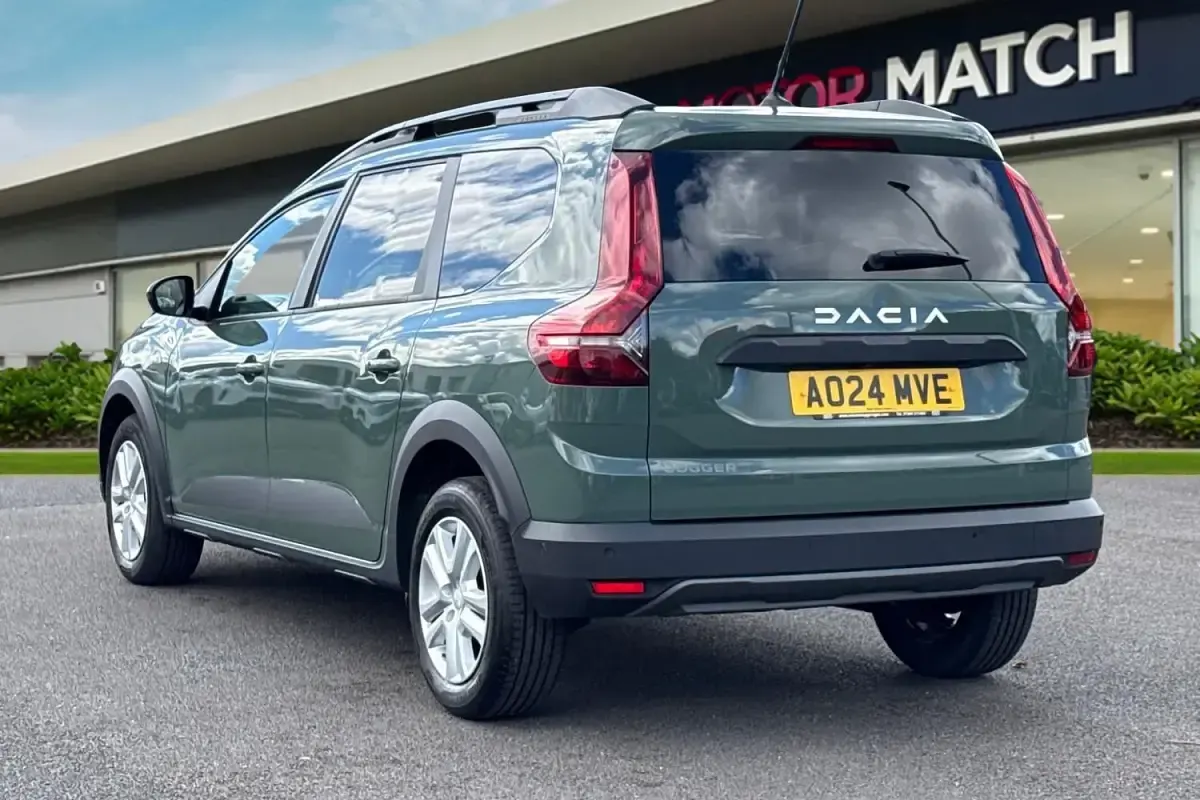 Usado Dacia Jogger Expression 110 HP (80 kW) 2024 Verde Monovolume