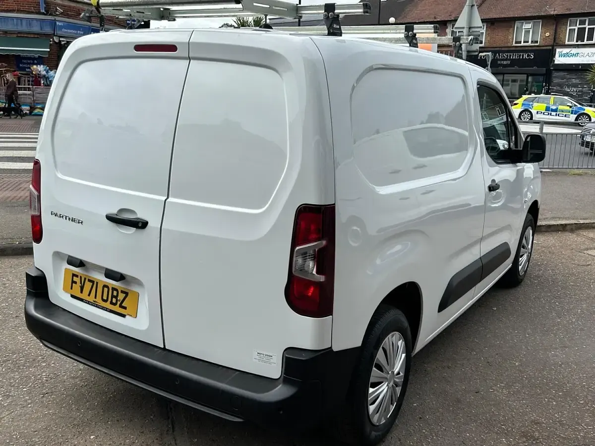 Begagnad Peugeot Partner Premium 131 HK (96 kW) 2021 Vit Minibuss