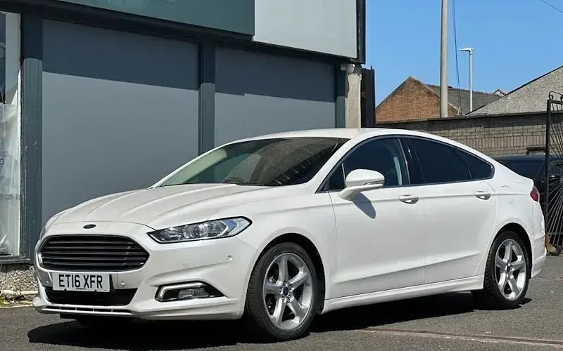 Used Ford Mondeo Titanium 180 HP (132 kW) 2016 White Hatchback