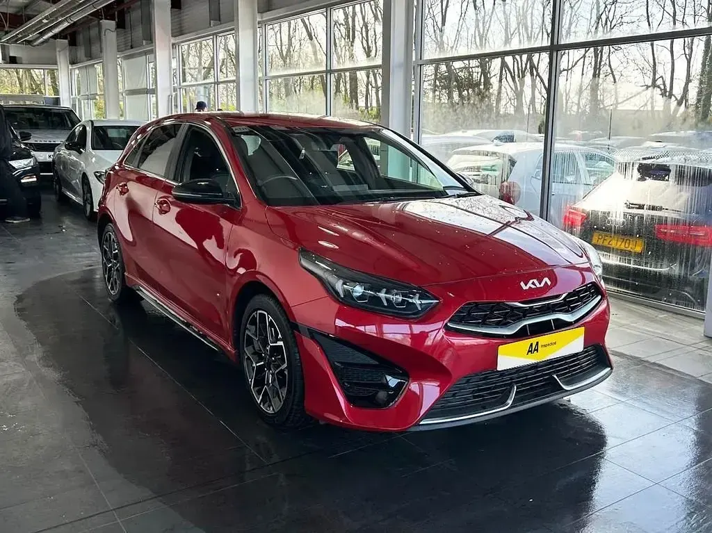 Usado Kia Ceed GT-Line 138 HP (101 kW) 2024 Vermelho Citadino