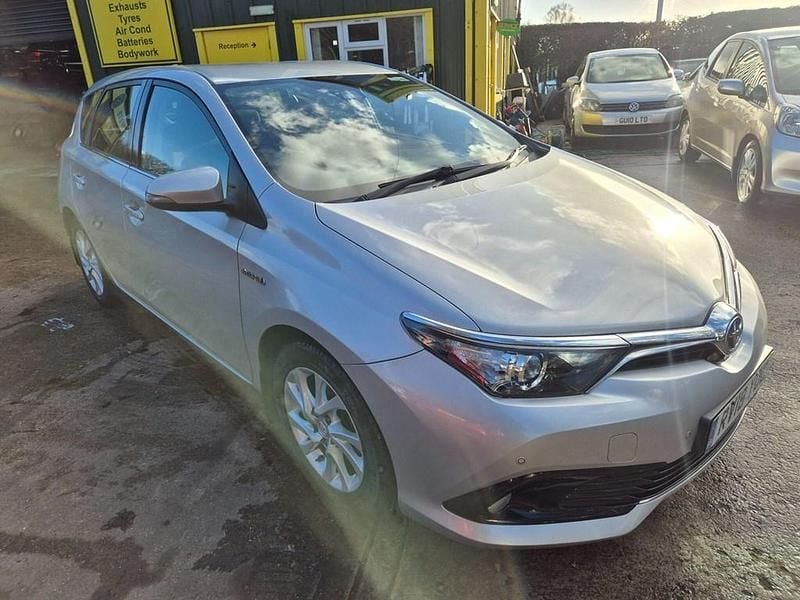 Używany Toyota Auris Hybrid 2018 Srebrny Hatchback