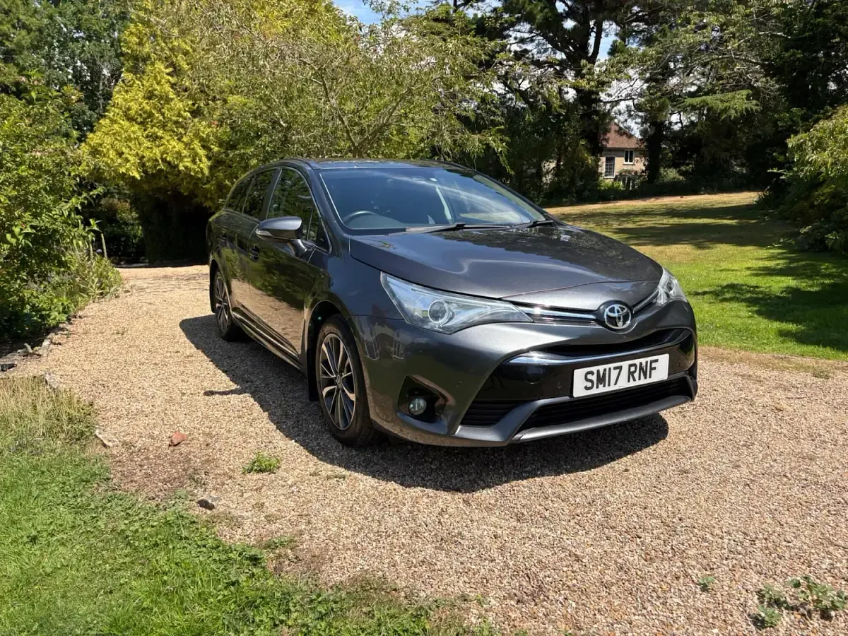 Used Toyota Avensis Business Edition 143 HP (105 kW) 2017 Grey Estate
