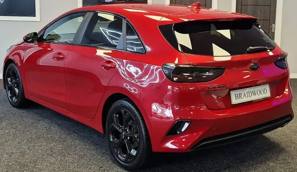 Used Kia Ceed 114 HP (83 kW) 2019 Red Hatchback