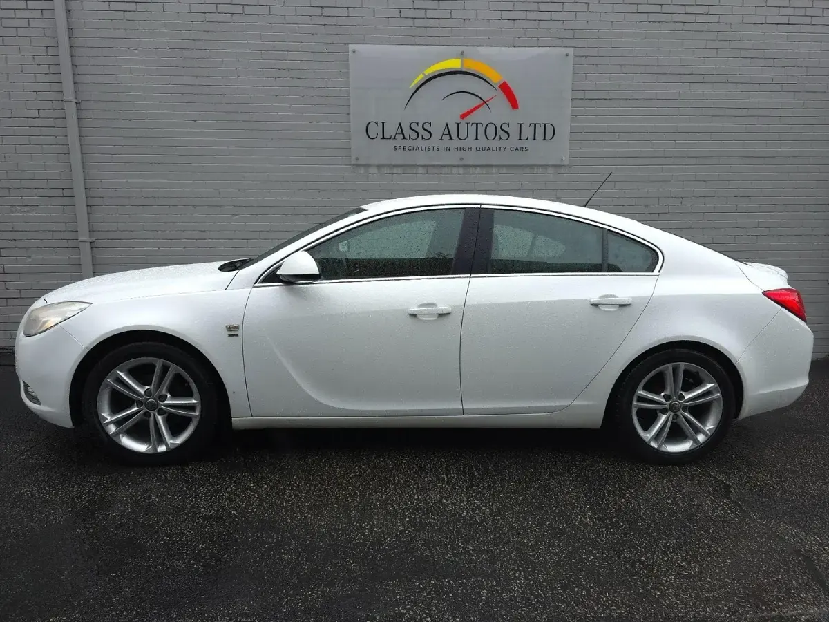 Used Vauxhall Insignia SRi 140 HP (102 kW) 2012 White Hatchback