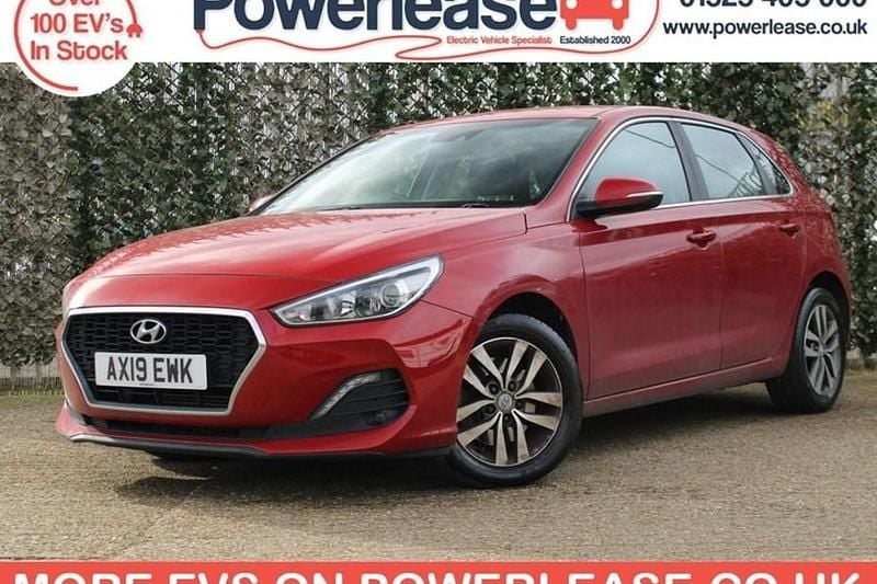 Used Hyundai i30 SE 120 HP (88 kW) 2019 Red Hatchback