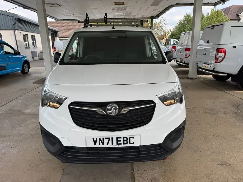 Used Vauxhall Combo 100 HP (73 kW) 2021 White MPV