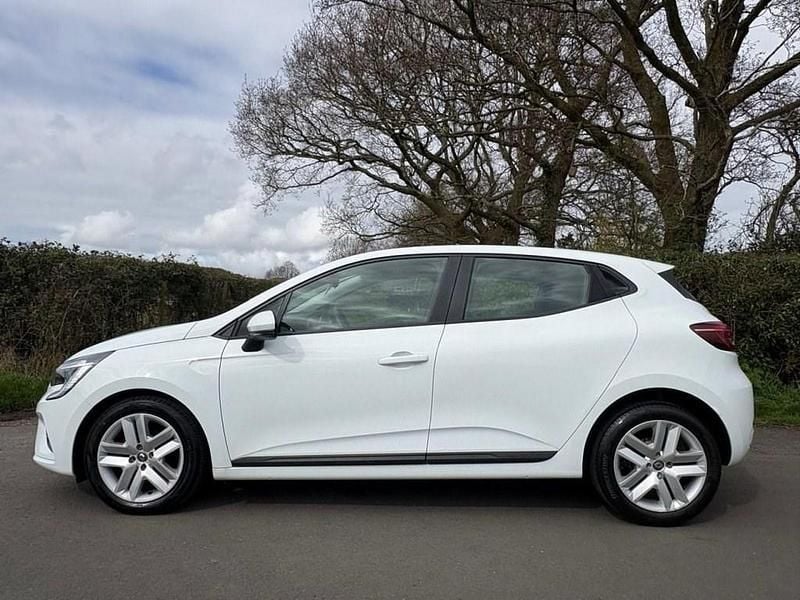 Used Renault Clio V Play 90 HP (66 kW) 2022 White Hatchback