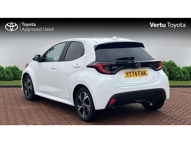 Used Toyota Yaris Hybrid Design 116 HP (85 kW) 2024 White Hatchback