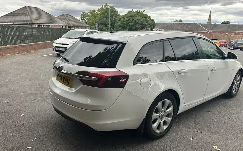 Used Vauxhall Insignia Design Edition 163 HP (119 kW) 2014 White Estate
