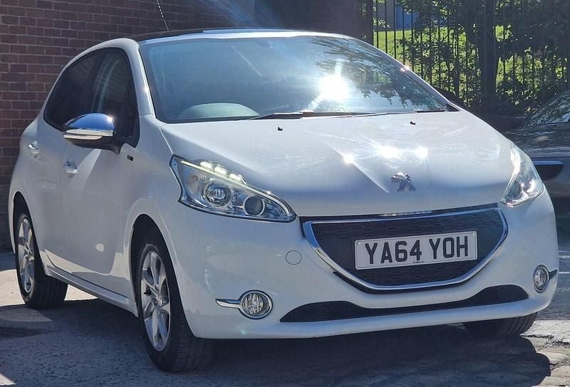 White Used 2015 Peugeot 208 Style Hatchback | £6,595 (Fair price) - Image 1/4