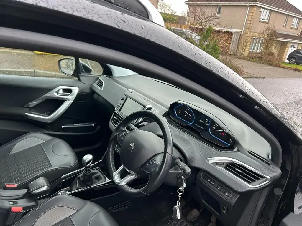 Second-hand Peugeot 2008 Allure Premium 110 CP (80 kW) 2019 Negru SUV