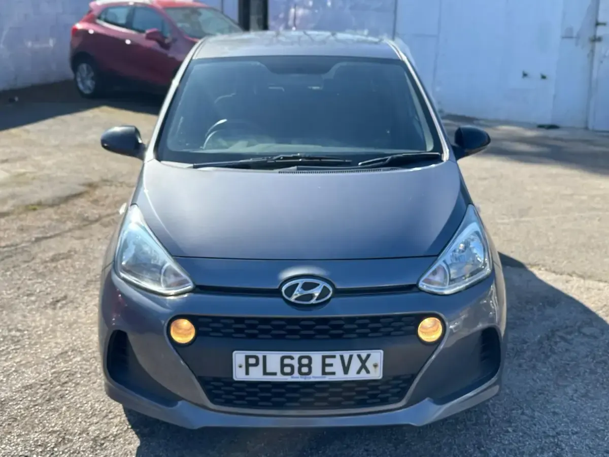 Gebraucht Hyundai i10 GO! 66 PS (48 kW) 2019 Grau Kleinwagen